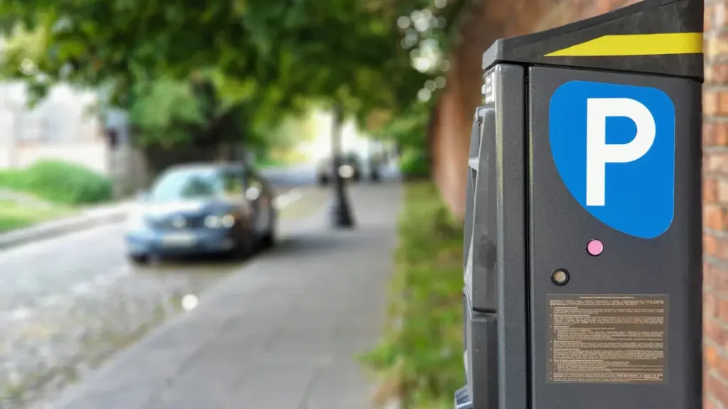 Kaasaegne parkimisautomaat tänaval, kus inimesed saavad tasuda parkimise eest oma sõidukite eest.