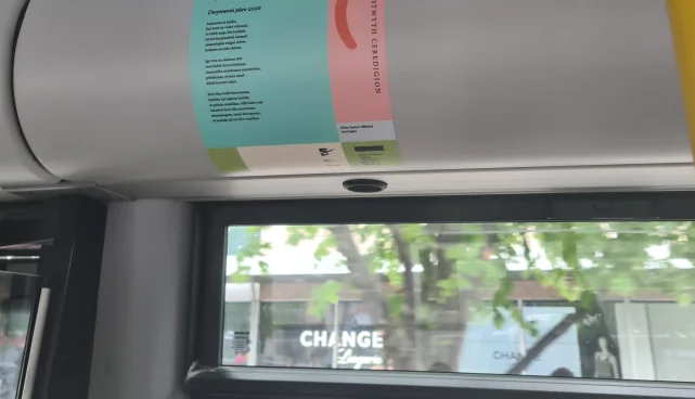 Tartu bussiluule kutsub sõitjaid pilte saatma