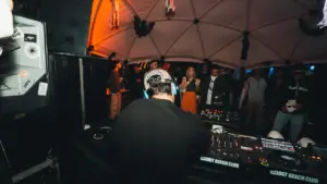 DJ mängib muusikat ja loob meeleolu rannapeol suvisel ajal
