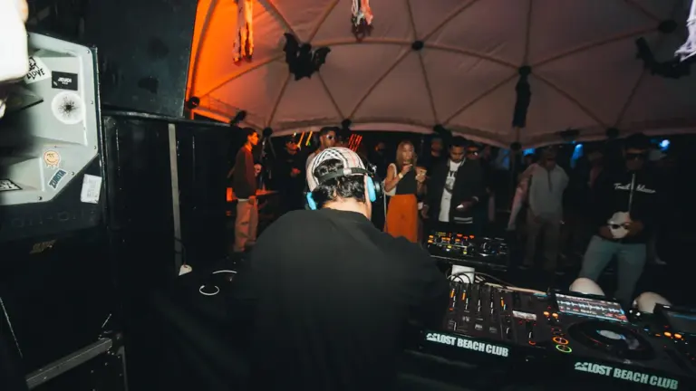 DJ mängib muusikat ja loob meeleolu rannapeol suvisel ajal
