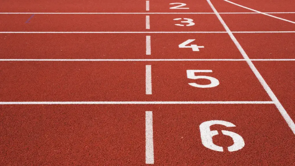 Jooksuraja stardijoon koos radade numbritega Kuressaare staadionil ootamas sportlasi.