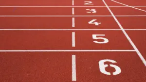 Jooksuraja stardijoon koos radade numbritega Kuressaare staadionil ootamas sportlasi.
