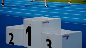 Spordivõistluste poodium jooksurajal ootamas võitjate autasustamist Kohtla-Järvel toimunud spordimängudel.