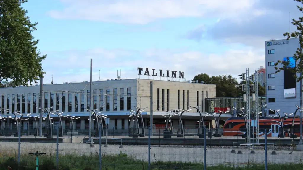 Tallinna raudteejaama peahoone ja ümbrus, mis sümboliseerib linna infrastruktuuri ja võimalikku ümberkorraldust.