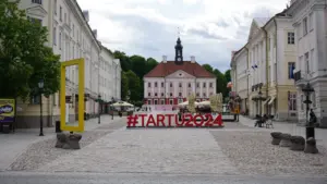 Tartu raekoja plats koos Tartu 2024 sildiga suvisel päeval vanalinnas.