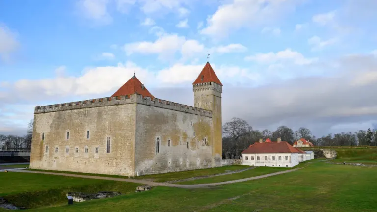 HALO „Vaikus ja Valgus” Kuressaare piiskopilinnuses 12. augustil