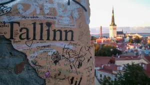 Vaade Toompealt Tallinna vanalinnale koos ajaloolise torni ja punaste katustega.