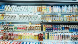 Toidupoe riiulil olevad piimasegu pakendid, mida Nestlé Eestis tagasi kutsub.