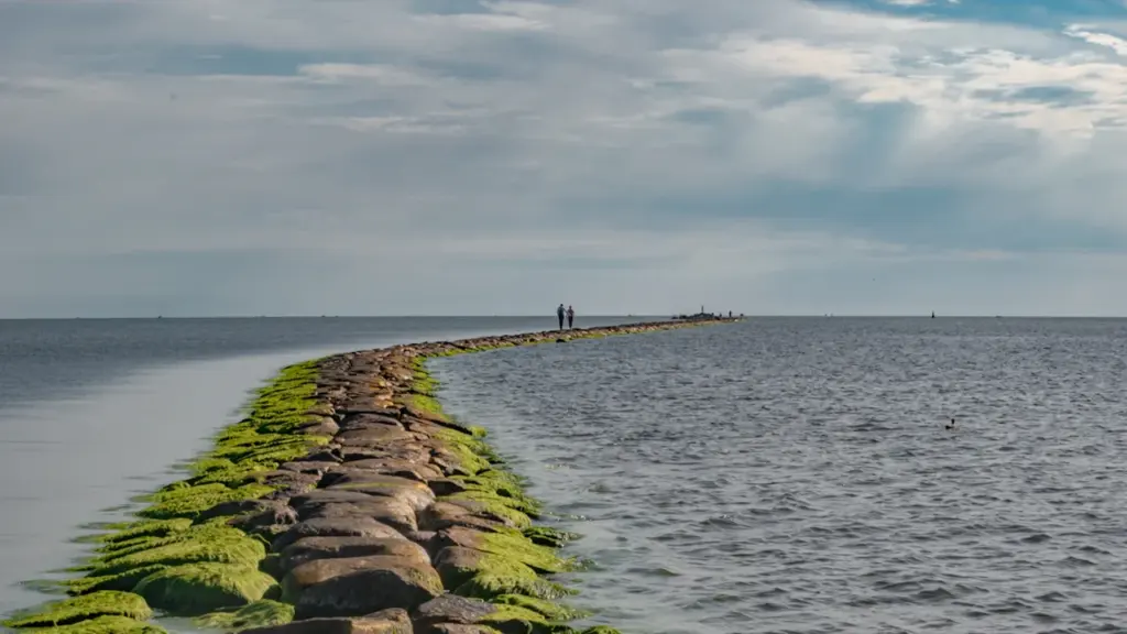 Kivine muul Pärnu rannas viib kaugele merre, luues romantilise atmosfääri Valgre tuuri jaoks.