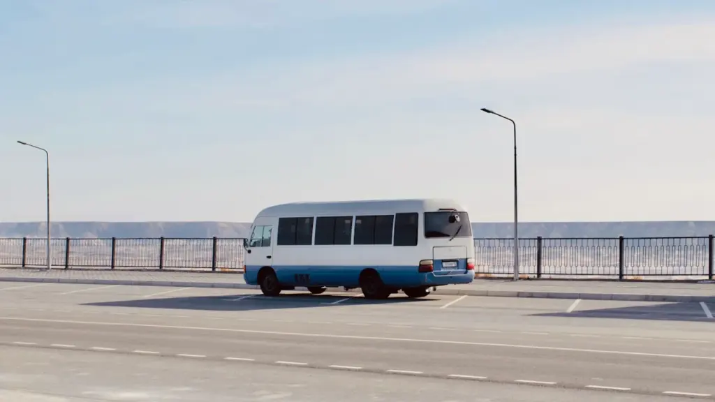 Väike valge ja sinine buss tühjas parklas Rakvere bussiliikluse muudatuste uudise juurde.