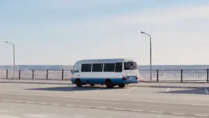 Väike valge ja sinine buss tühjas parklas Rakvere bussiliikluse muudatuste uudise juurde.