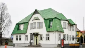 Haapsalu kultuurikeskuse elegantne valge fassaad ja roheline katus pilvisel päeval Eestis.