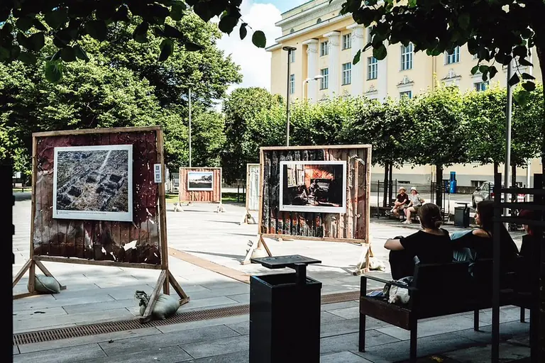 Tallinnas avati Ukraina kaitsjate elu peegeldav fotonäitus