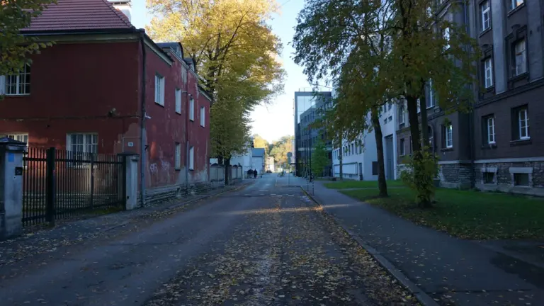 Sügisene vaikne tänav vanade majadega, mis meenutab Eesti väikelinna atmosfääri.