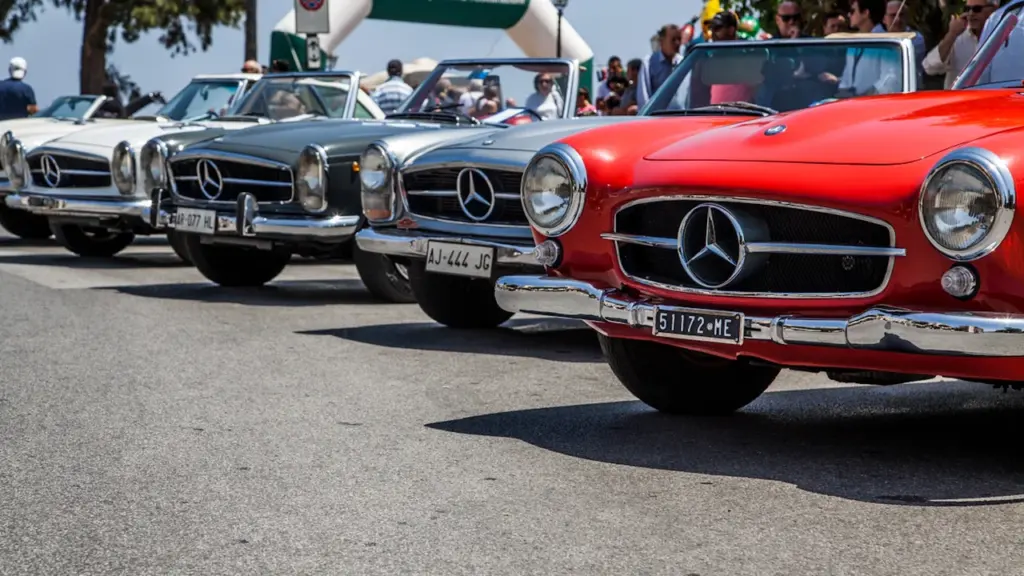 Rida klassikalisi Mercedes-Benz autosid ootamas paraadi algust Põlvamaa üritusel.