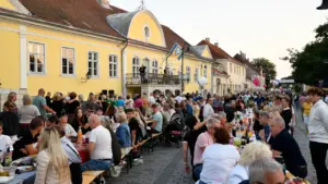 Inimesed nautimas pikka ühist toidulauda ajaloolisel Kuressaare tänaval toidufestivali ajal.