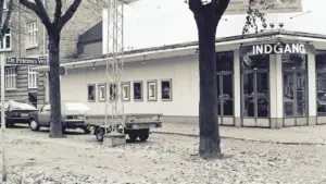 Mustvalge sügisene vaade teatrihoonele, mis meenutab ajastutruud atmosfääri ja kirjanduslikku nostalgiat.