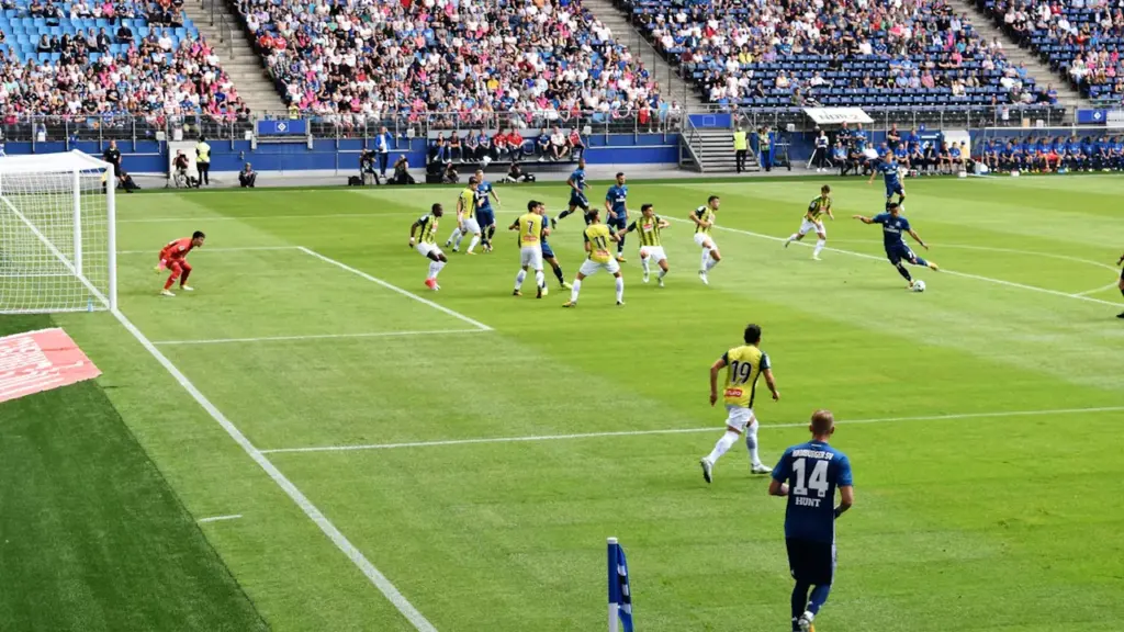 Jalgpallurid mängimas staadionil, valmistudes lööma otsustavat väravat tähtsas Eesti liiga kohtumises.